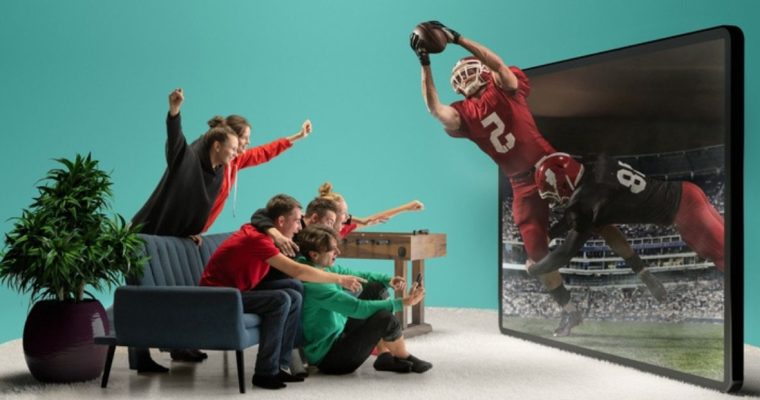 American Football Player Pops Out of 3D TV While Viewers Watch at Home