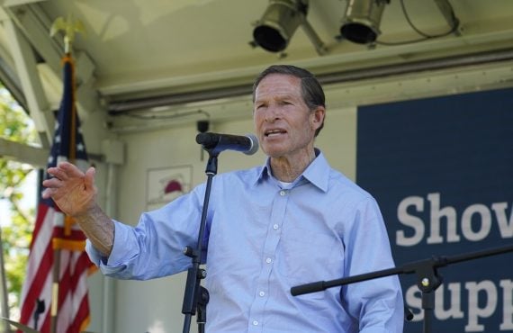 Blumenthal Pushes Youth Safeguards for Sports Betting and Prediction Markets