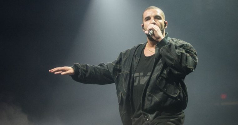 drake performing a concert in detroit