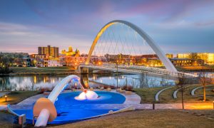 Picture of a bridge in downtown Des Moines in Iowa