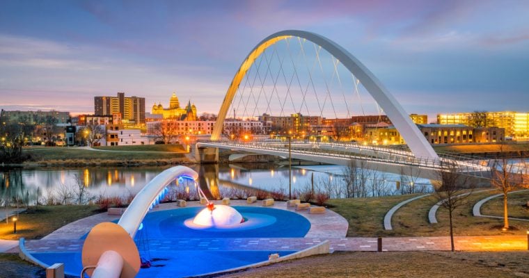Picture of a bridge in downtown Des Moines in Iowa