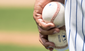pitcher-gripping-baseballs