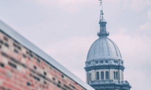 A side angle view of the Illinois state capitol building